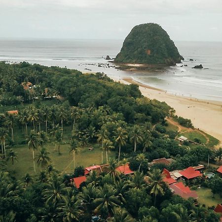 Mojosurf Camp Red Island Pasanggaran Exterior foto