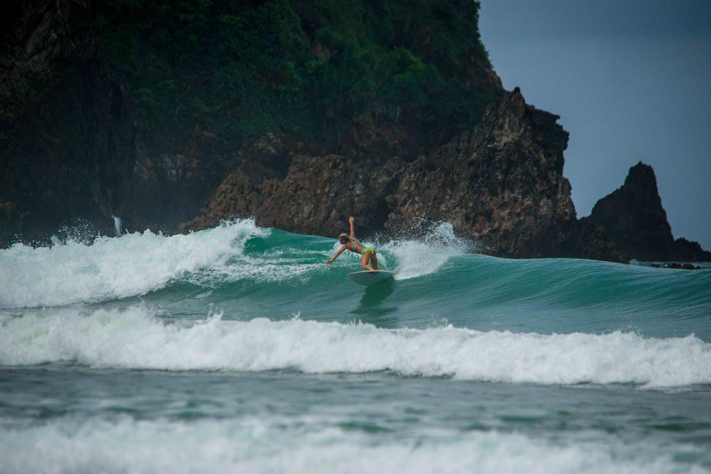 Mojosurf Camp Red Island Pasanggaran Exterior foto